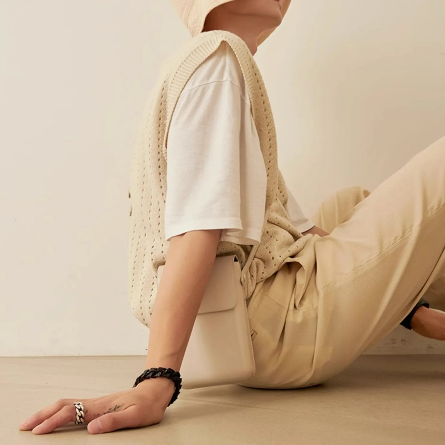 KNITTED SLEEVELESS VEST