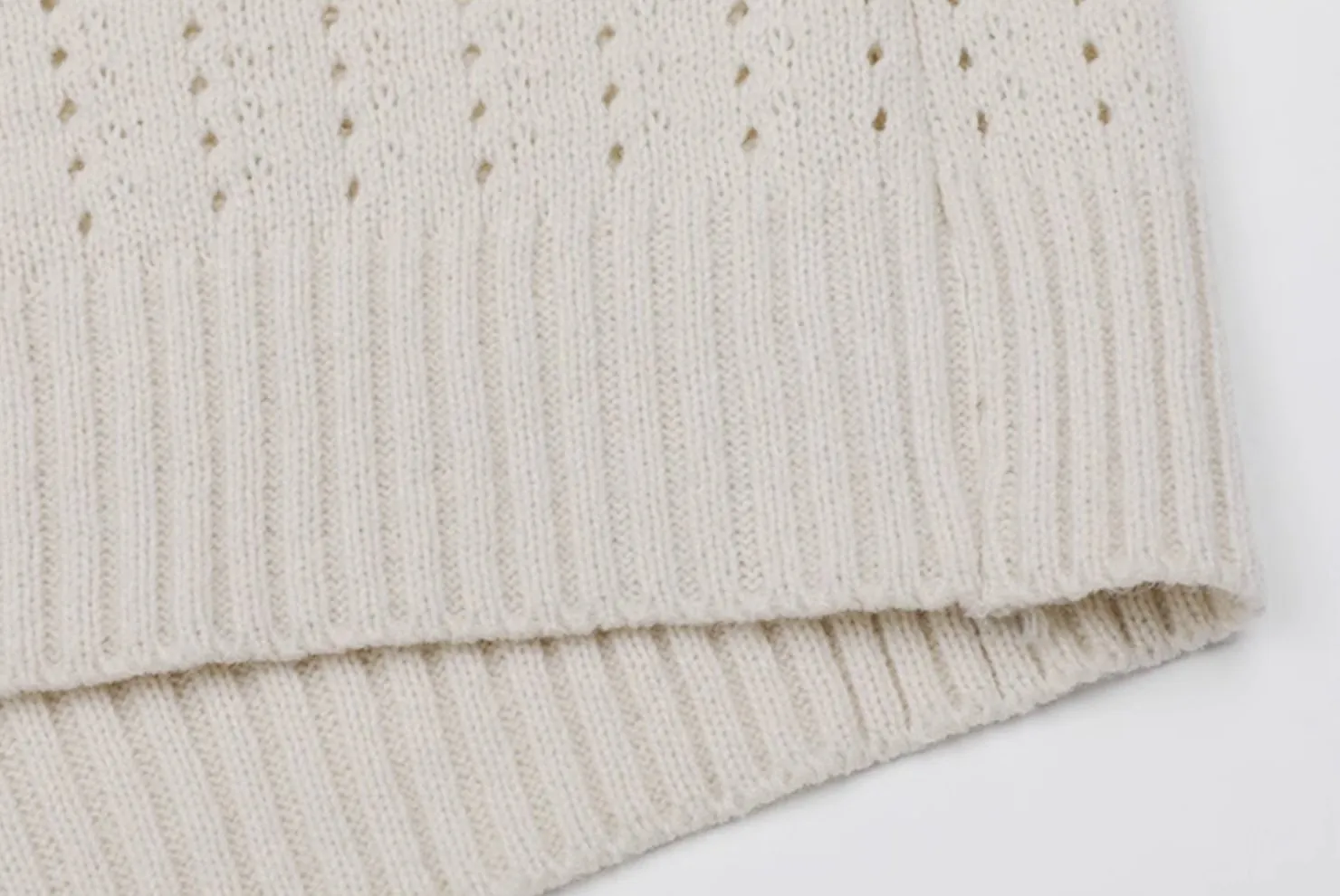 KNITTED SLEEVELESS VEST
