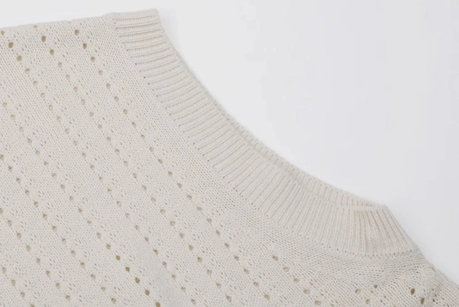 KNITTED SLEEVELESS VEST